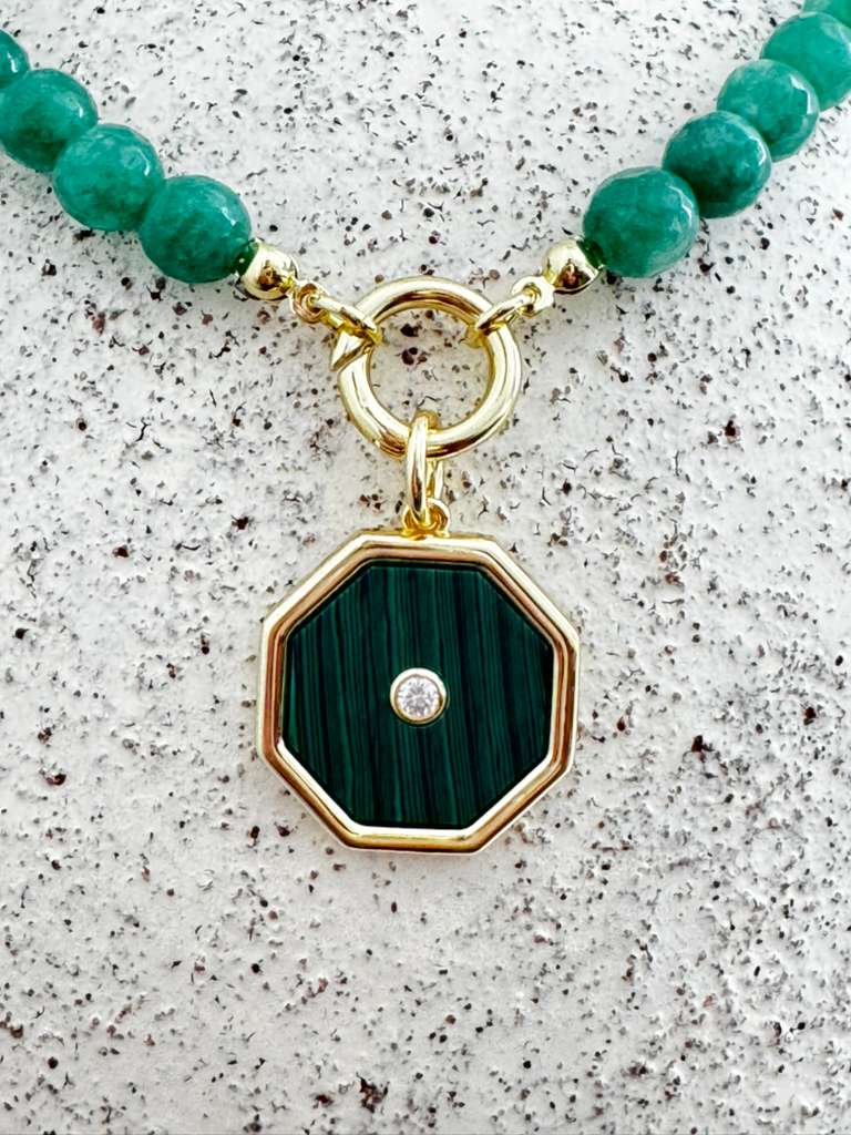 Emerald Tide Necklace – Green Gemstone & Gold Pendant