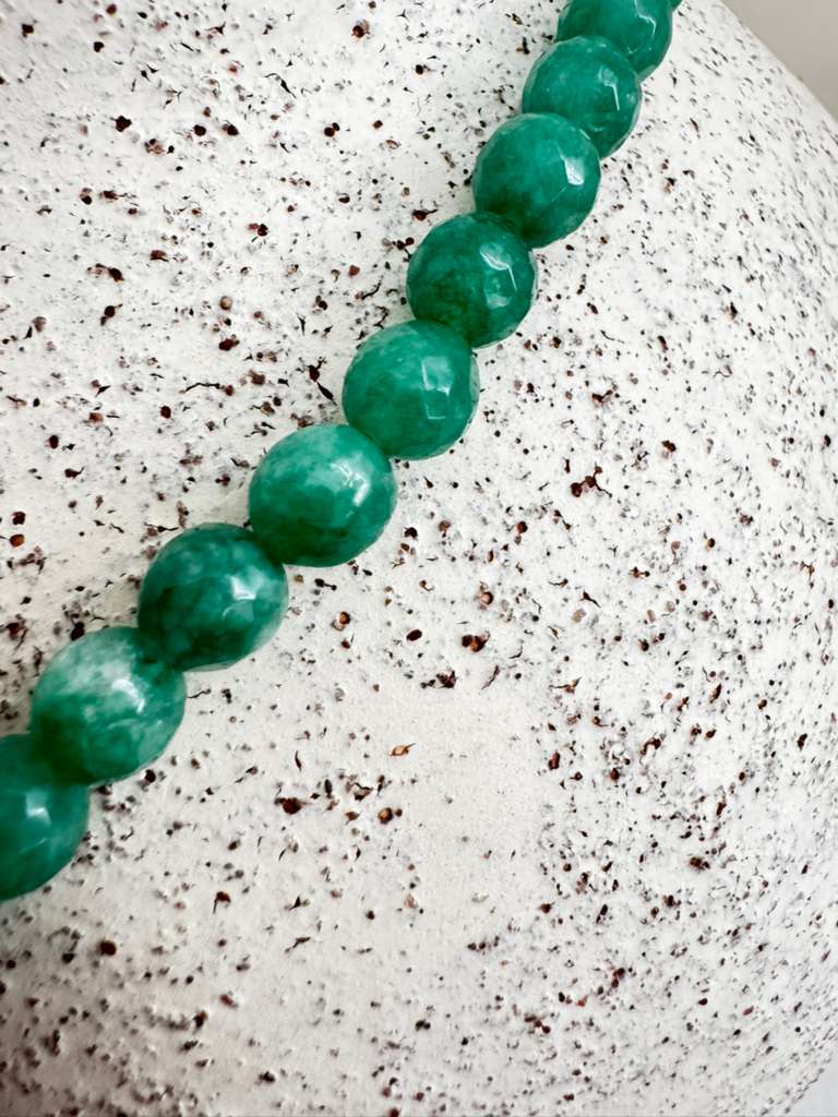 Emerald Tide Necklace – Green Gemstone & Gold Pendant